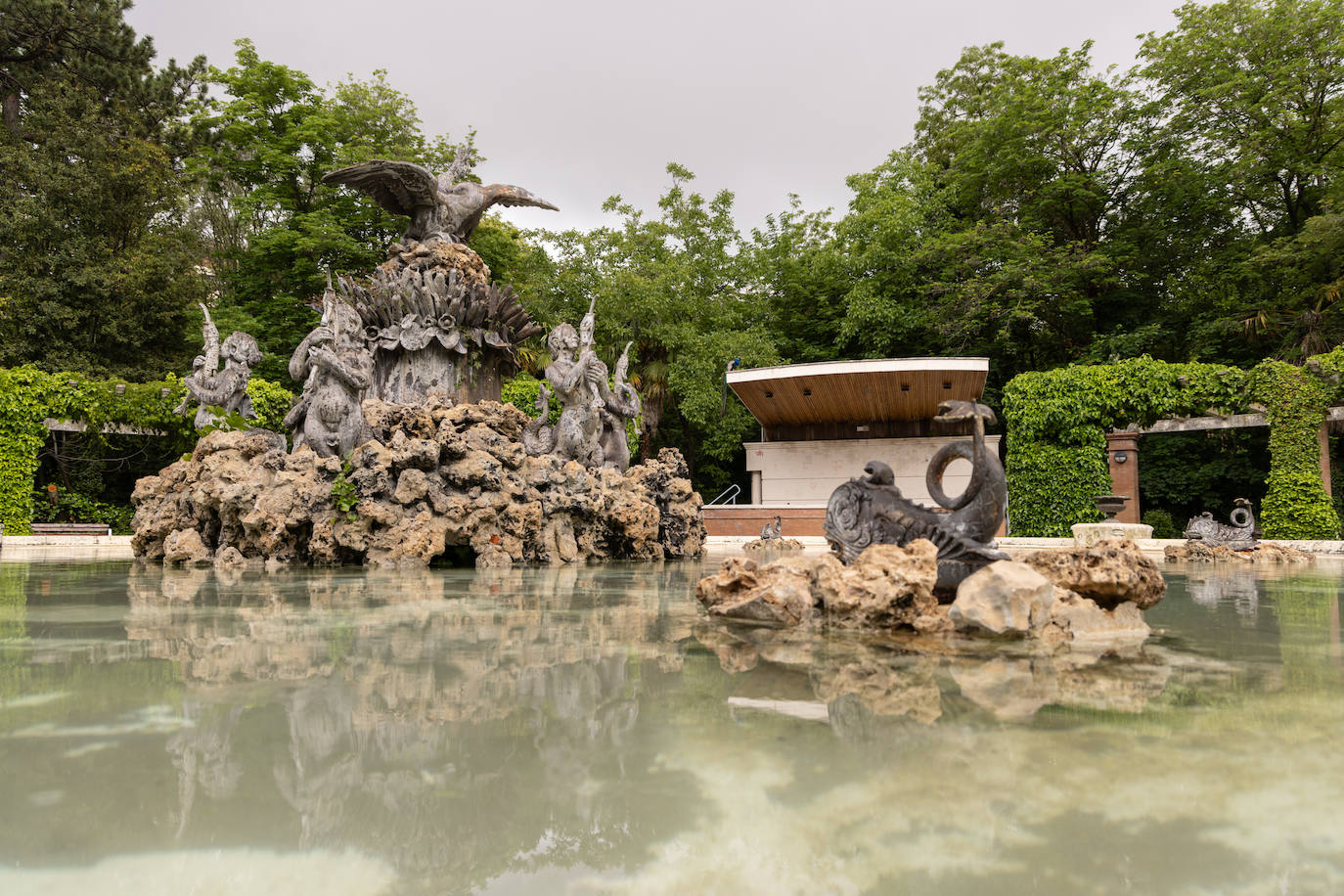 La plazoleta de la pérgola se encuentra la fuente del Cisne.