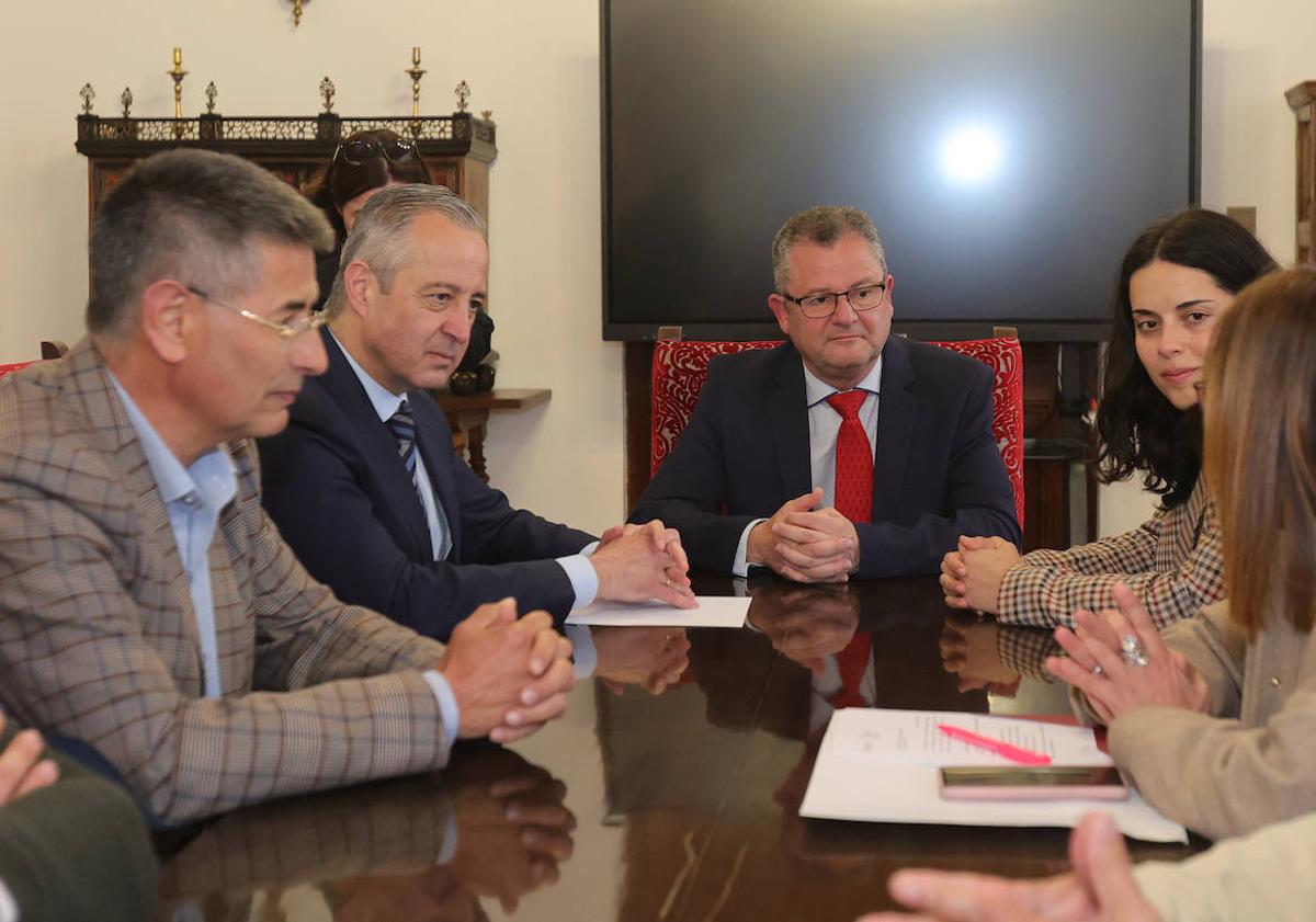 Imagen principal - Reunión del pleno con la presencia del presidente de la DO, Pablo Sáez, y Gerardo Dueñas y una participante en la cata huele el vino.