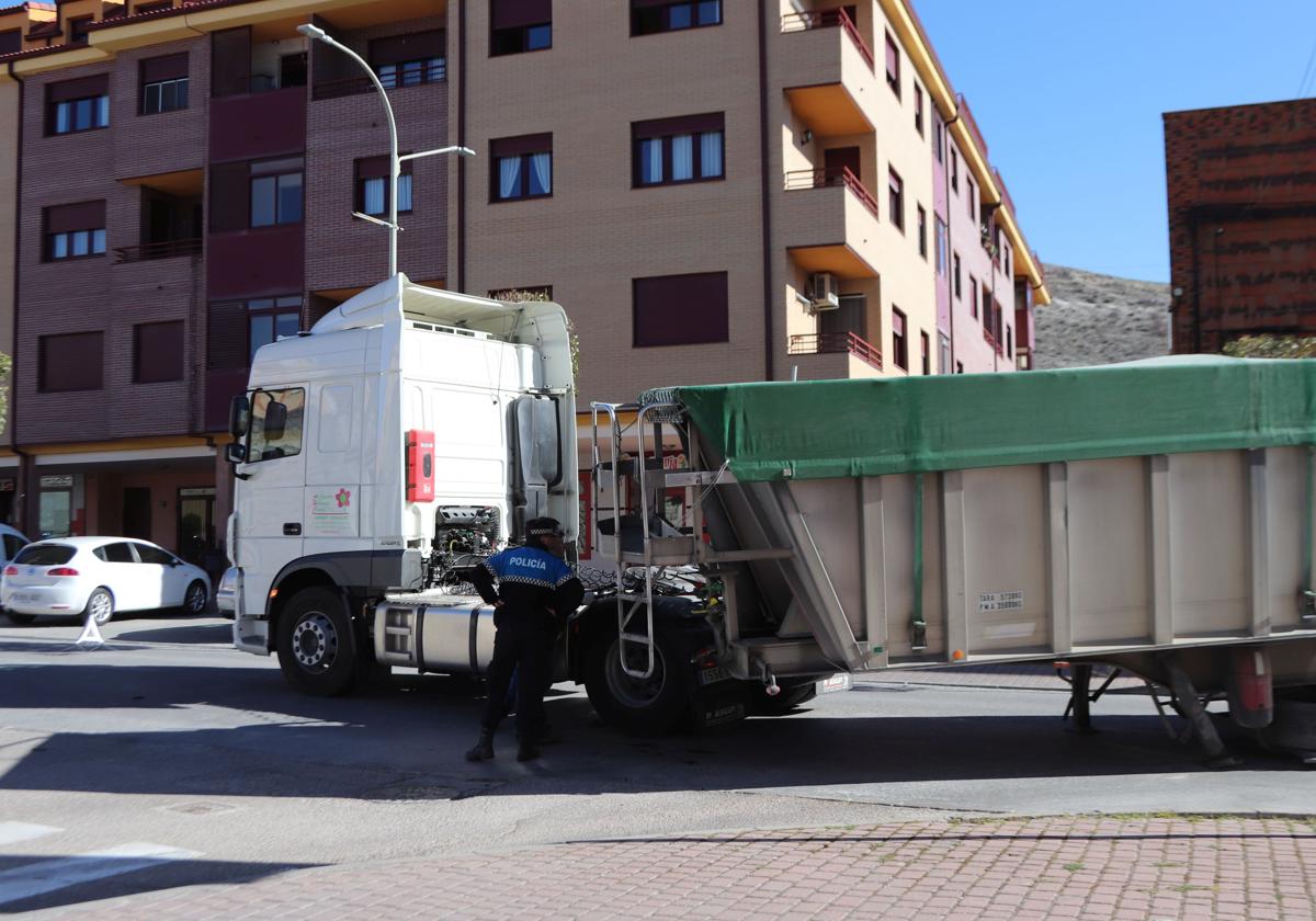 Policía Local de Cuéllar acude a un accidente de un camión en la villa.