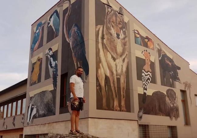 Adeva junto a sus pinturas en la Casa del Parque de las Riberas de Castronuño, en la provincia de Valladolid.