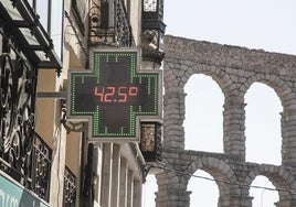 Un termómetro a pie de calle marca 42,5 grados el pasado mes de agosto, en una de las olas de calor que sufrió Segovia.