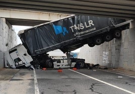 El camión, totalmente destrozado, tras caer del puente de la A-50.