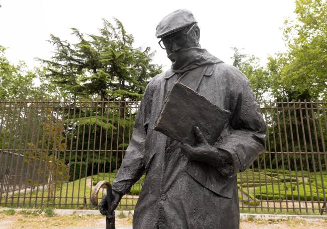 Escultura de Miguel Delibes.