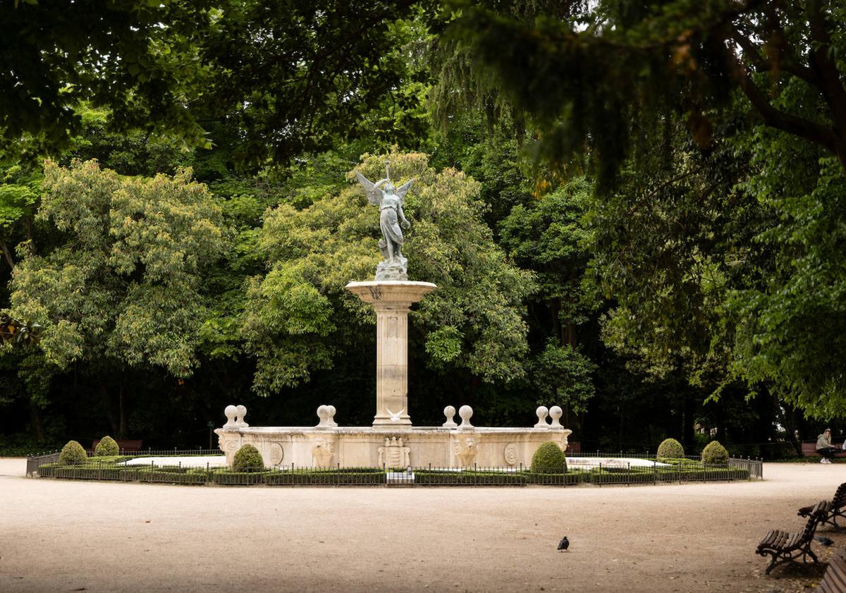 Imagen principal - La Fuente de la Fama junto con la concha con tritones y la copa de bronce.