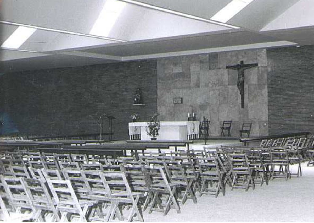 Imagen secundaria 1 - Arriba, Millán Santos en la inauguración del Centro Cívico de las Delicias en 1983. Abajo, interior de la parroquia en los años 70 y escultura dedicada al párroco en la calle Carmelo.