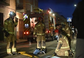 Los Bomberos trabajan en el número 24 de la calle Presentación, lugar donde se ha originado el incendio