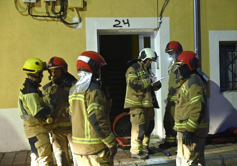 Los Bomberos trabajan en el número 24 de la calle Presentación, lugar donde se ha originado el incendio