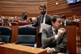 El vicepresidente García-Gallardo y el presidente Fernández Mañueco, en un pleno de las Cortes de Castilla y León.