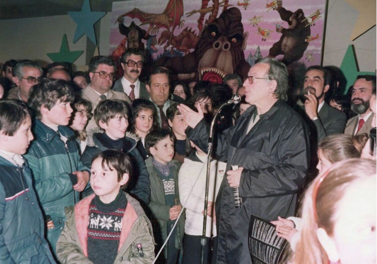 Imagen principal - Arriba, Millán Santos en la inauguración del Centro Cívico de las Delicias en 1983. Abajo, interior de la parroquia en los años 70 y escultura dedicada al párroco en la calle Carmelo.