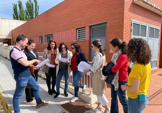 Padres afectados por la matriculación de sus hijos en la Escuela Municipal Infantil de Simancas.