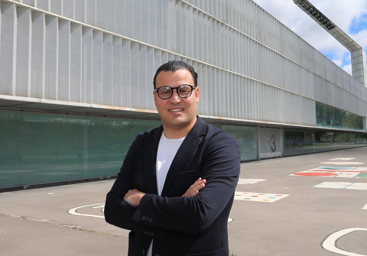 El presidente del Palencia CF, Sadok Moumni, en el exterior de La Balastera.