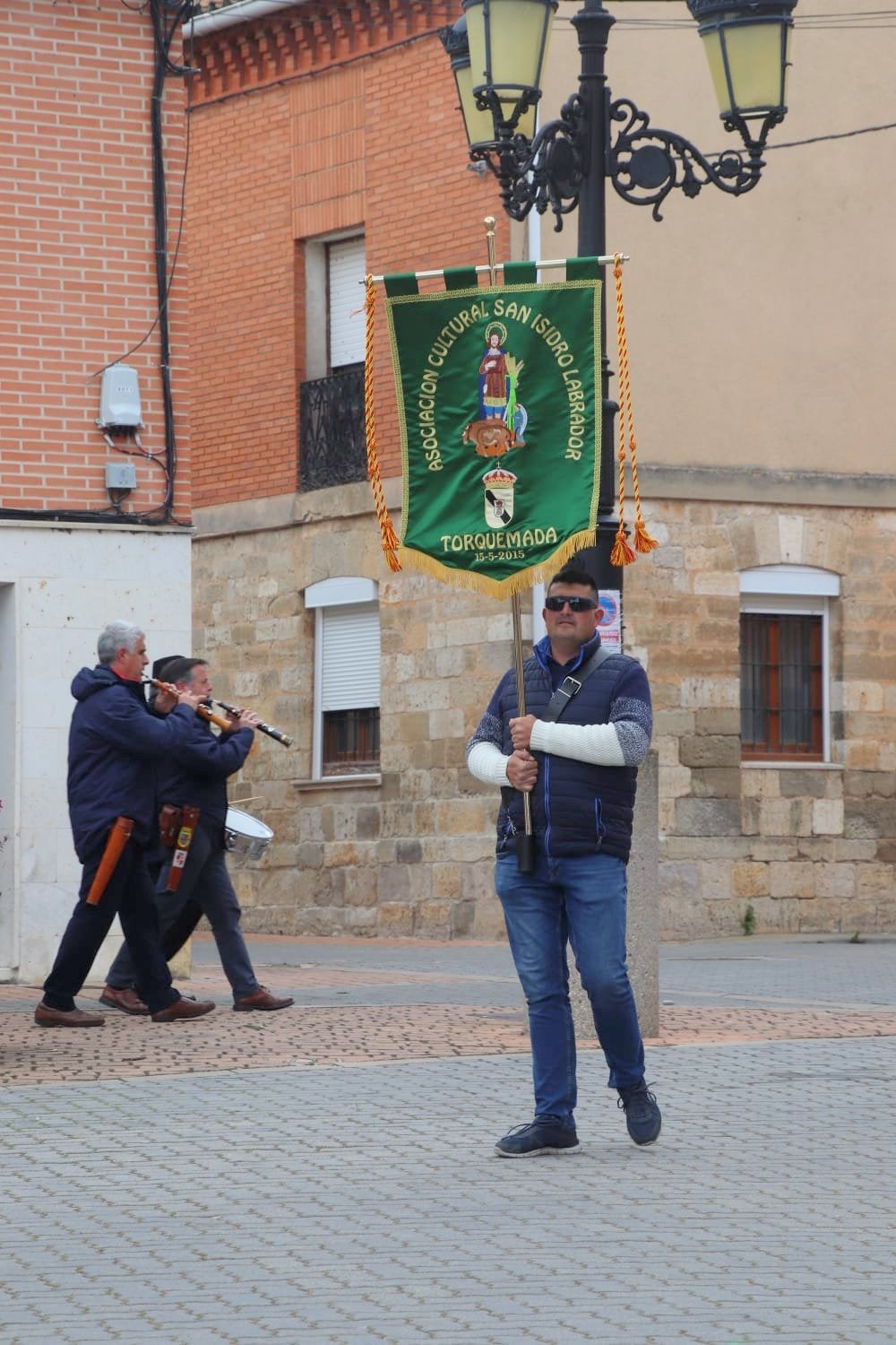 Torquemada, fiel a la tradición con la hoguera y la ofrenda a San Isidro