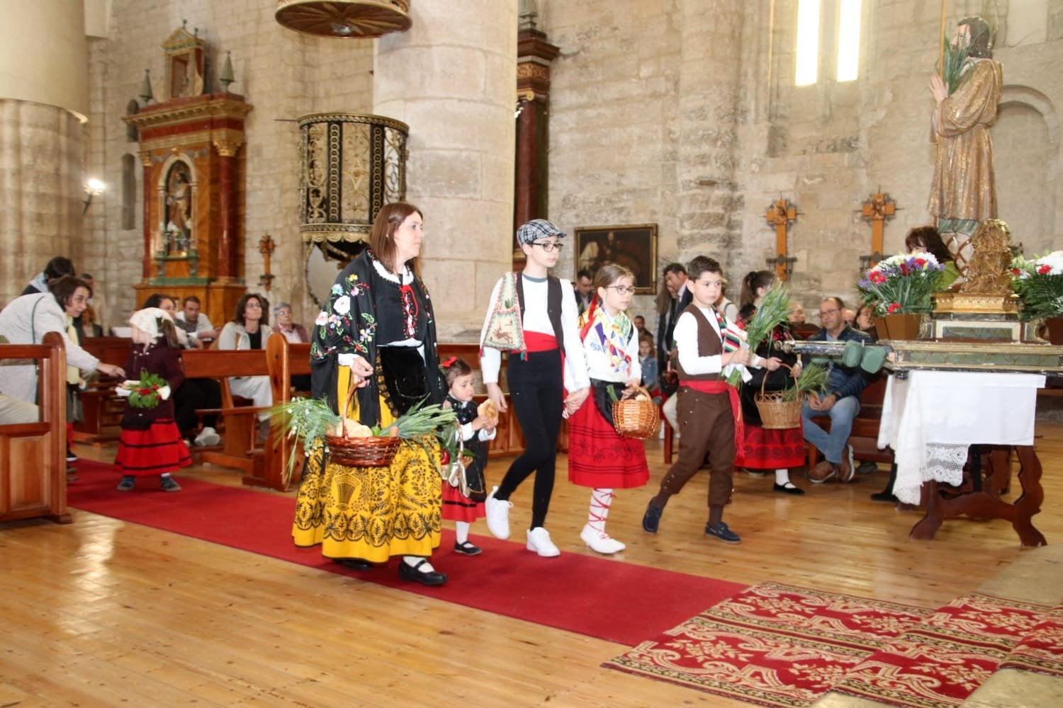 Torquemada, fiel a la tradición con la hoguera y la ofrenda a San Isidro