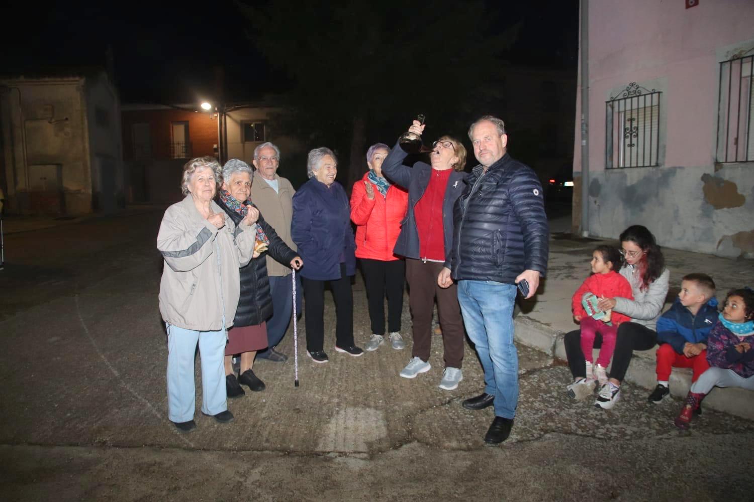 Torquemada, fiel a la tradición con la hoguera y la ofrenda a San Isidro