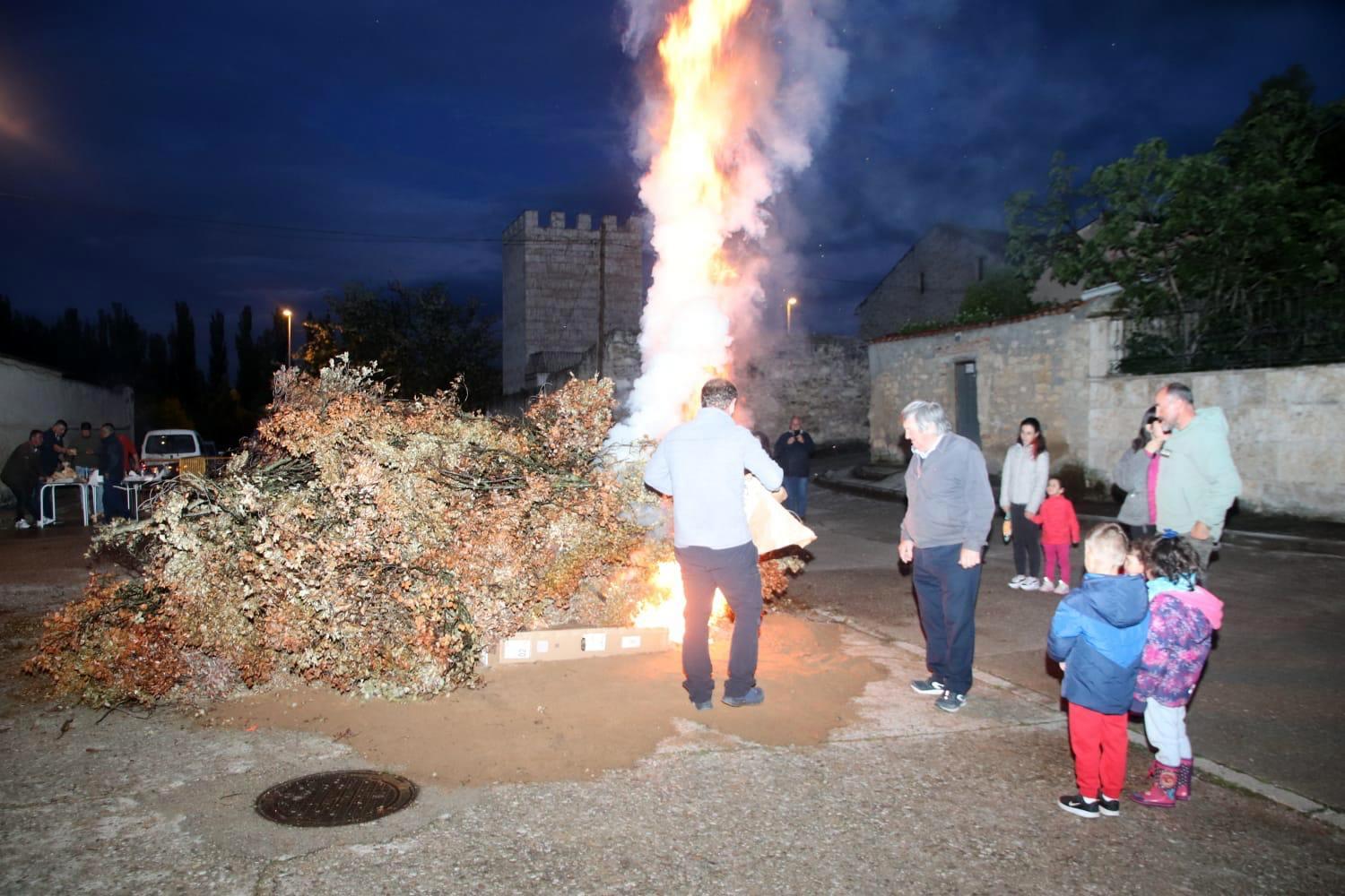 Torquemada, fiel a la tradición con la hoguera y la ofrenda a San Isidro