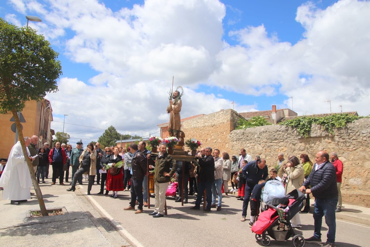 Torquemada, fiel a la tradición con la hoguera y la ofrenda a San Isidro