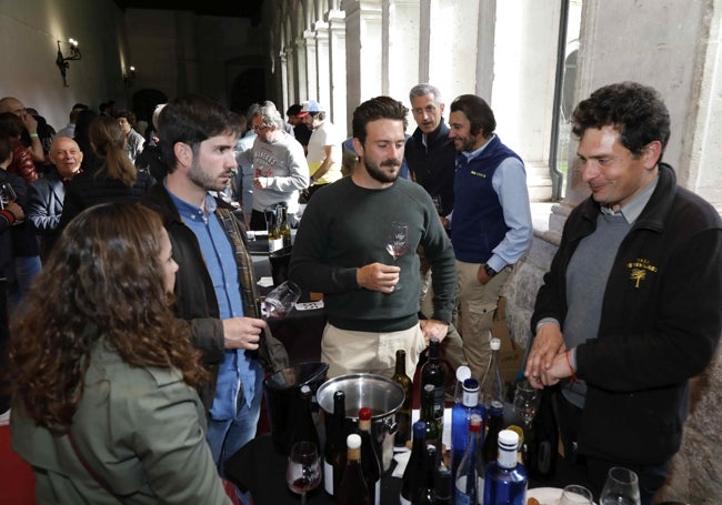 El público ha podido hablar de los vinos directamente con sus elaboradores, preguntando por todos los detalles.