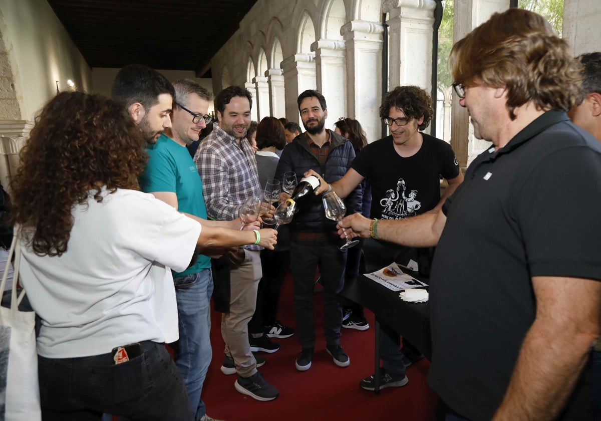 Grupo de asistentes al salón de vinos.