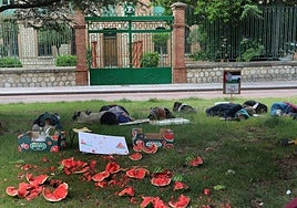 Sandías rotas y cuerpos tumbados, en la 'performance' ante la Fábrica de Armas.