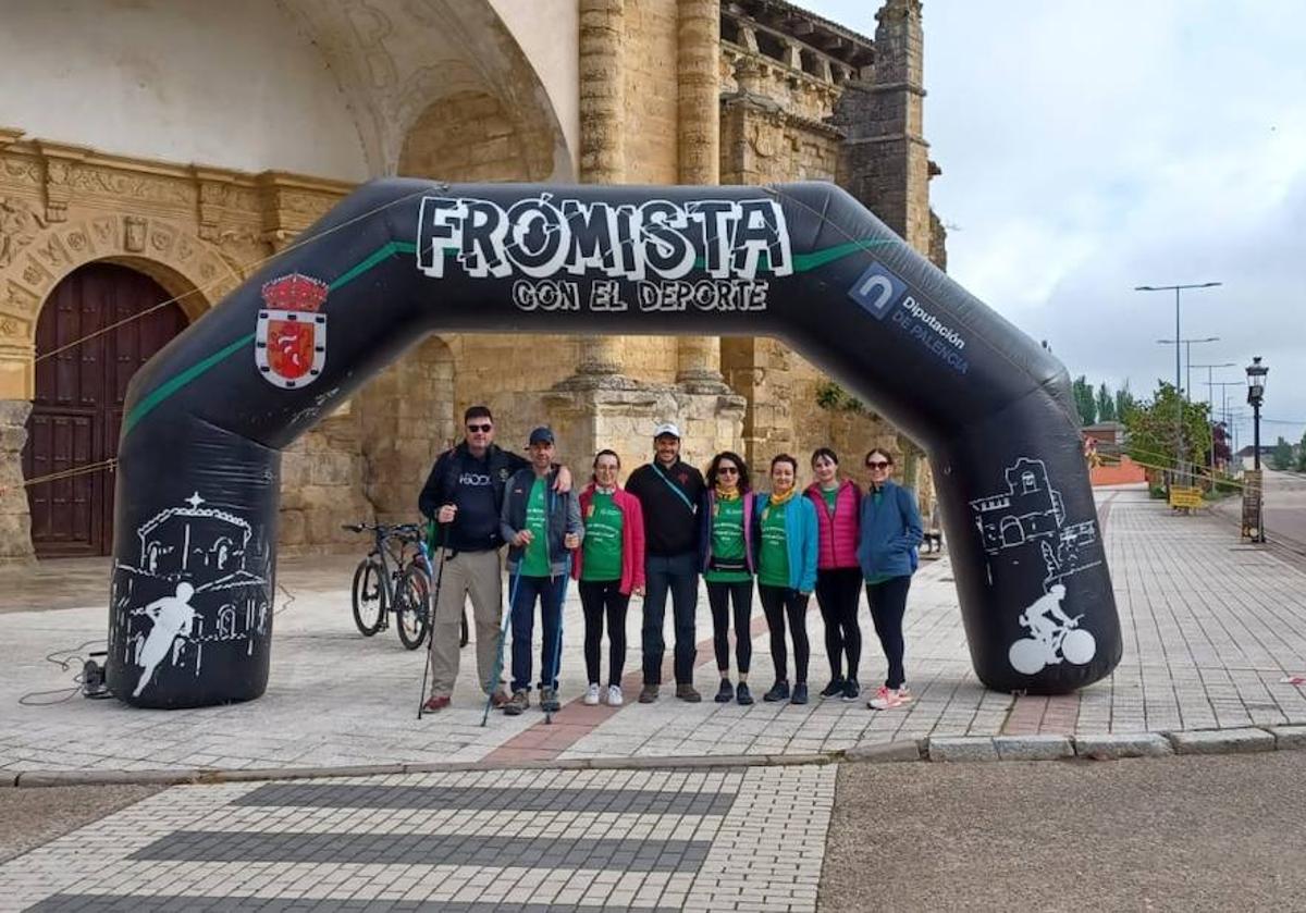 Imagen principal - Salida desde Frómista, guardias civiles en Villalcázar de Sirga y camiseta conmemorativa.