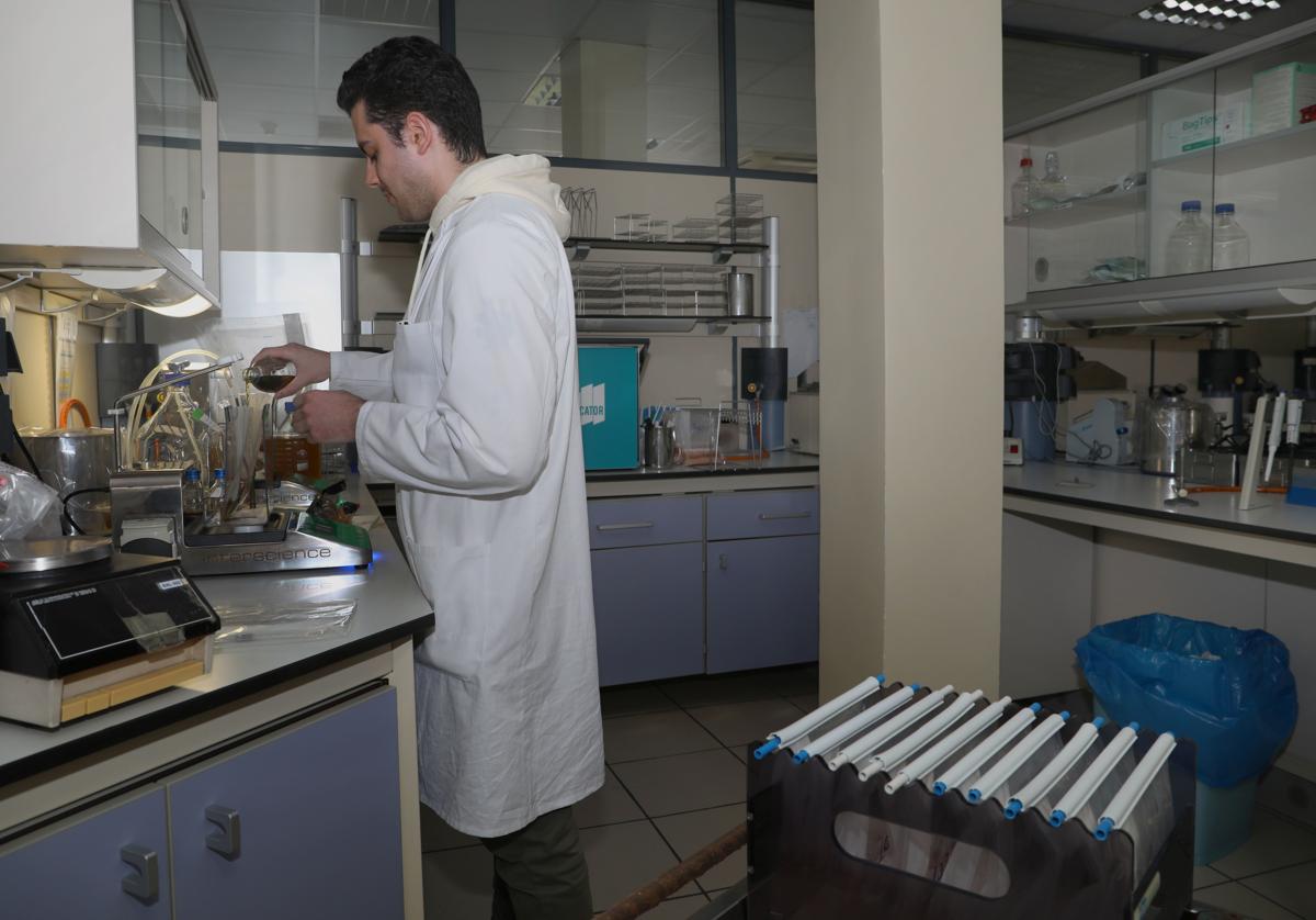 El enfermero Jaime Sánchez trabaja con unas muestras en el laboratorio del Servicio Territorial de Sanidad.