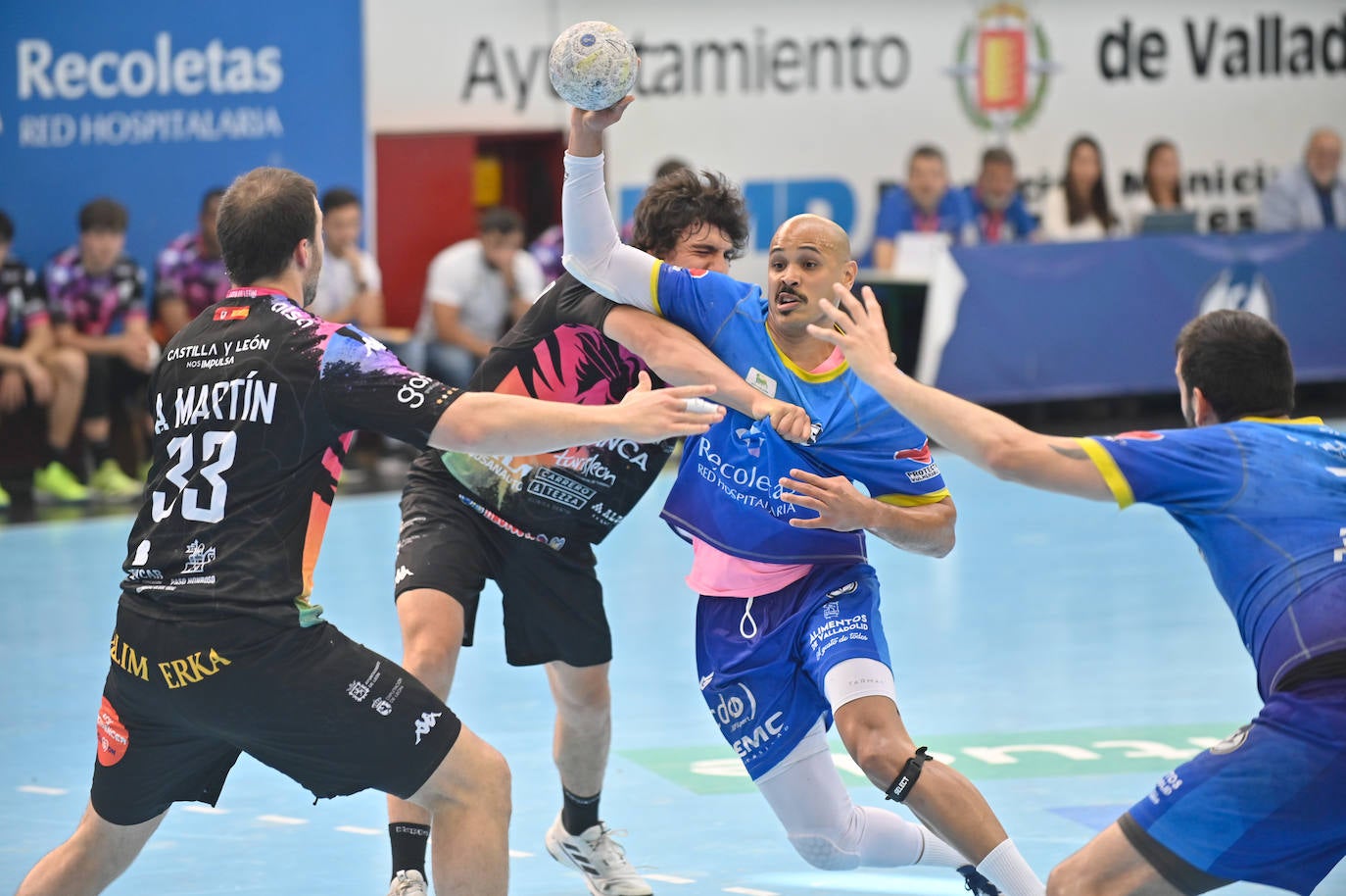 El derbi entre el Atlético Valladolid y el Ademar León, en imágenes