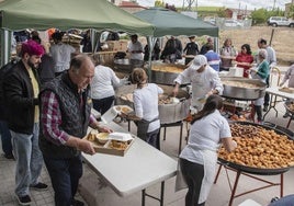 Cola de visitantes para recoger la ración de cocido popular en la Feria del Garbanzo de Valseca, este sábado.