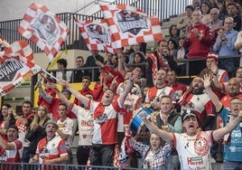 La afición del Balonmano Nava jalea a los suyos en el triunfo de este sábado ante el Cuenca