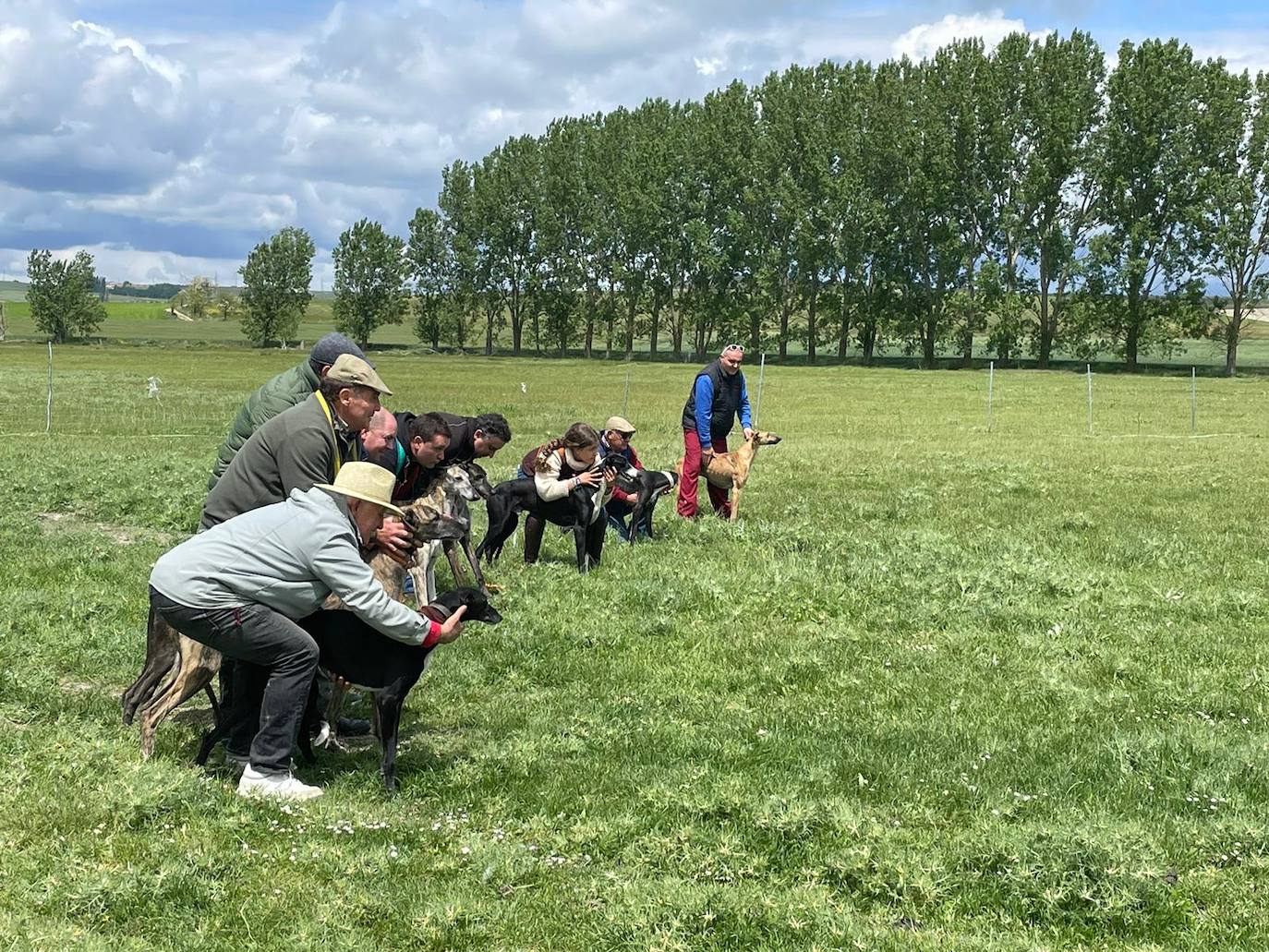 Participantes en la carrera de galgos de Torrelobatón