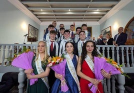 El salón de actos del ayuntamiento acogió la ceremonia de coronación de las reinas y galanes de las fiestas