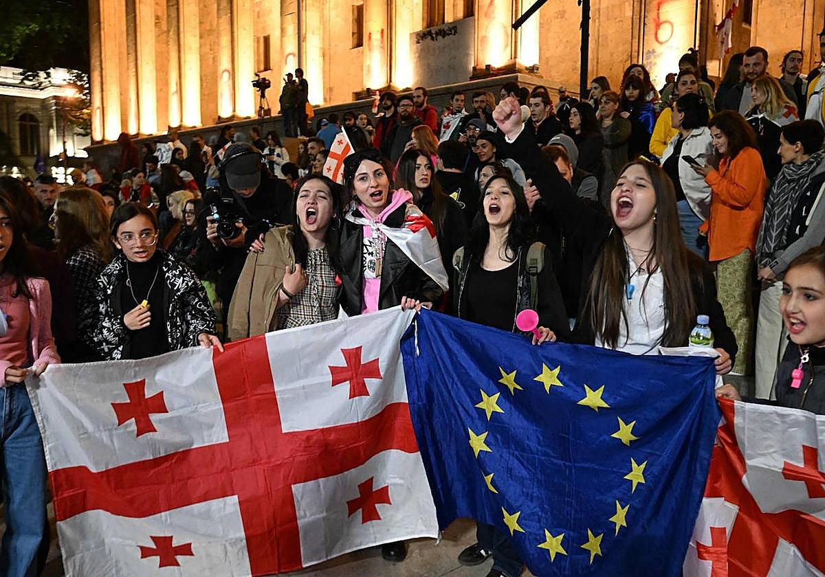 Manifestantes protestan frente al Parlamento de Georgia en Tiflis contra la ley de «influencia extranjera».