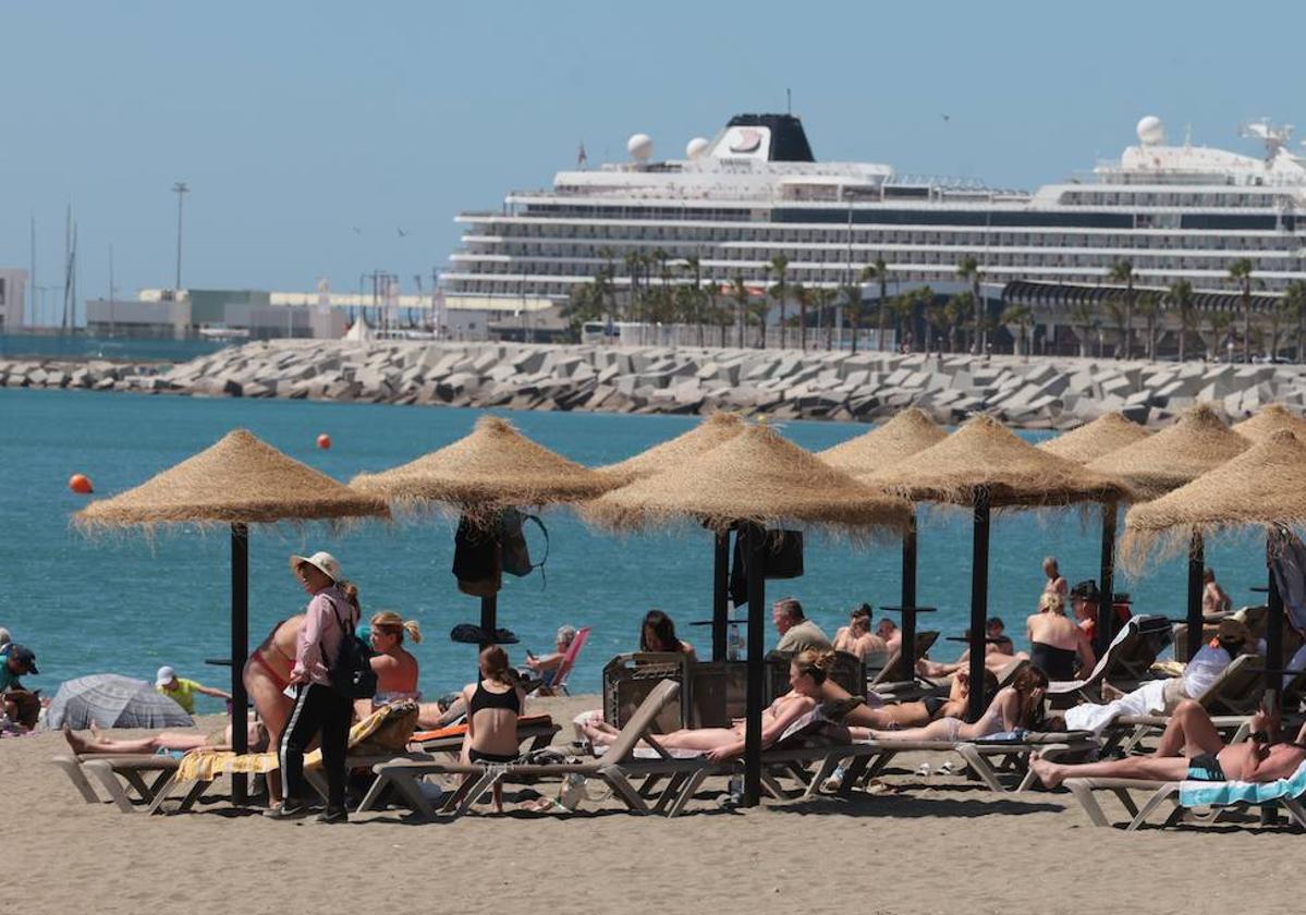 Turistas en una playa de la Costa del Sol.