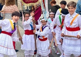 Los niños danzantes de Villanubla durante el encuentro de folclore infantil