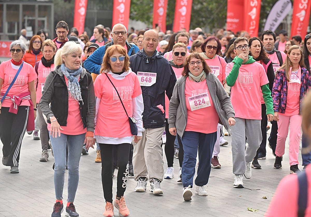 La VII Marcha y Carrera de las Mujeres tiñe el centro de Valladolid de rosa
