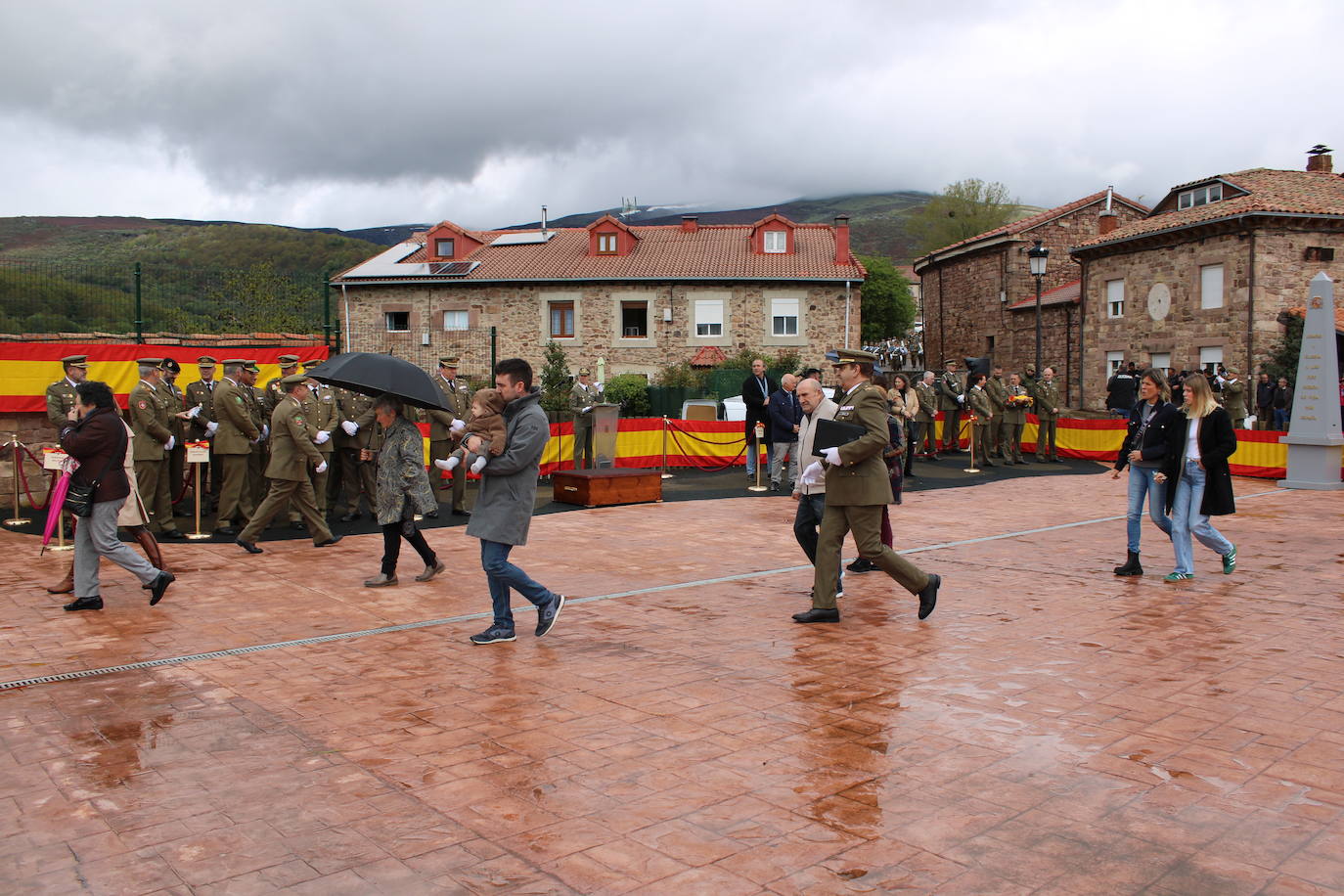 Brañosera rinde homenaje a la bandera de España