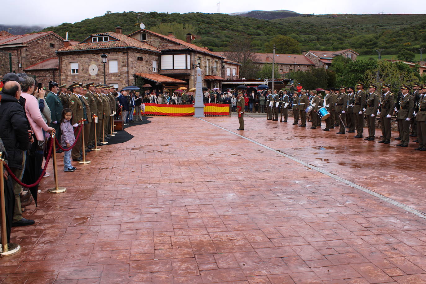 Brañosera rinde homenaje a la bandera de España