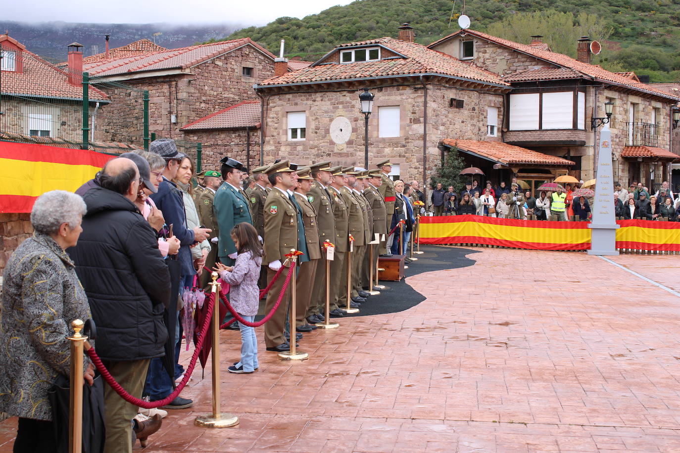 Brañosera rinde homenaje a la bandera de España