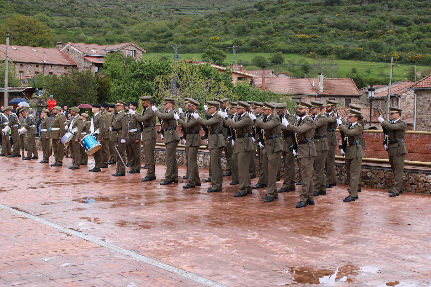 Brañosera rinde homenaje a la bandera de España