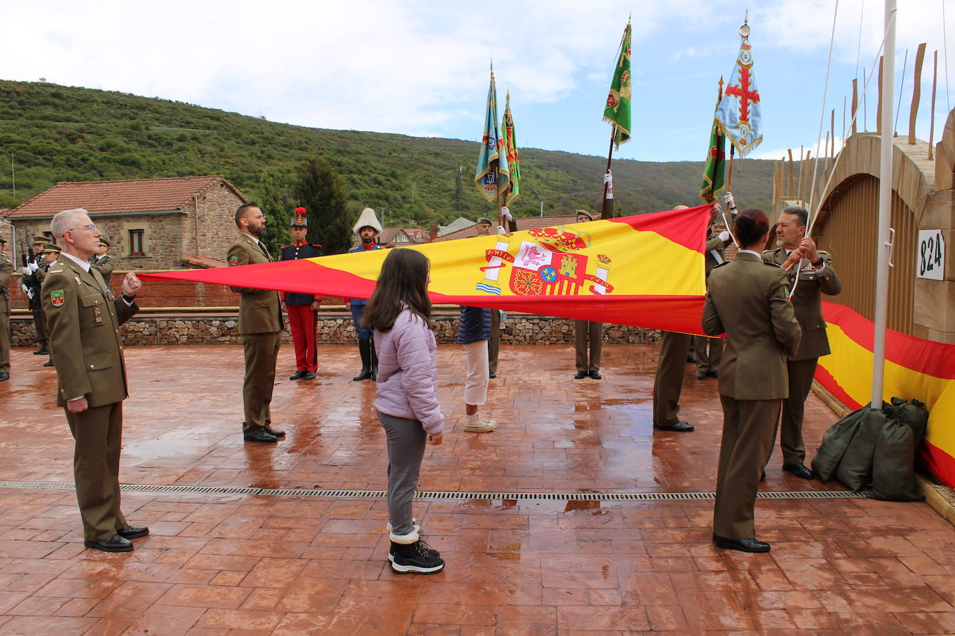 Brañosera rinde homenaje a la bandera de España