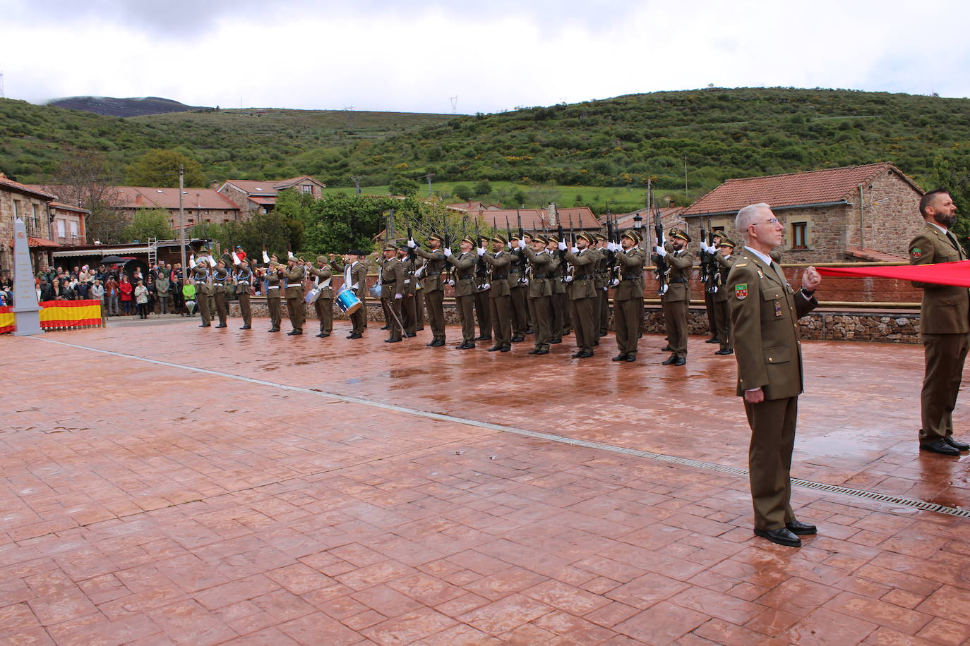 Brañosera rinde homenaje a la bandera de España