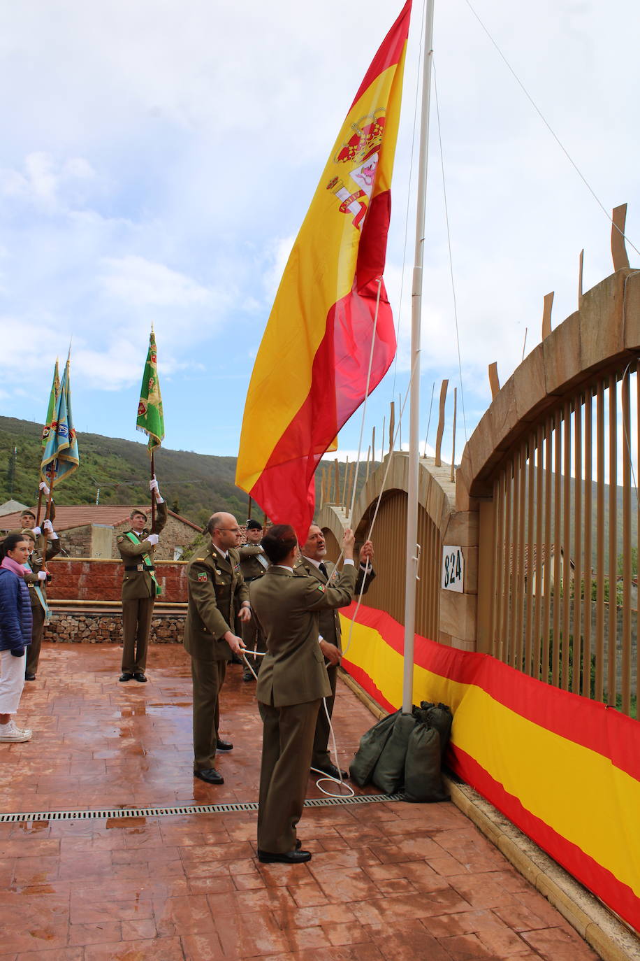 Brañosera rinde homenaje a la bandera de España