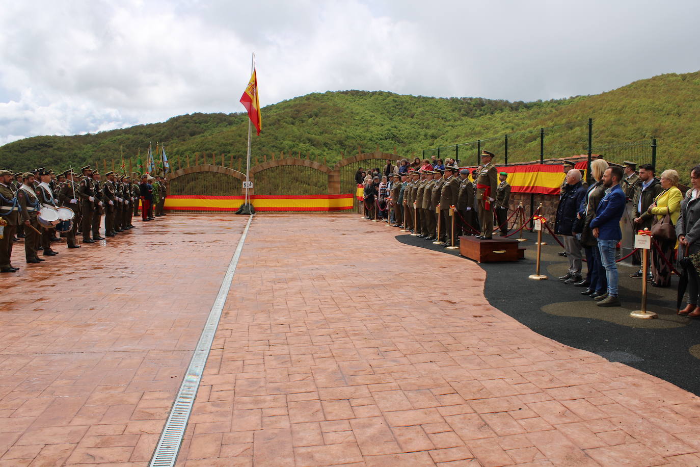 Brañosera rinde homenaje a la bandera de España