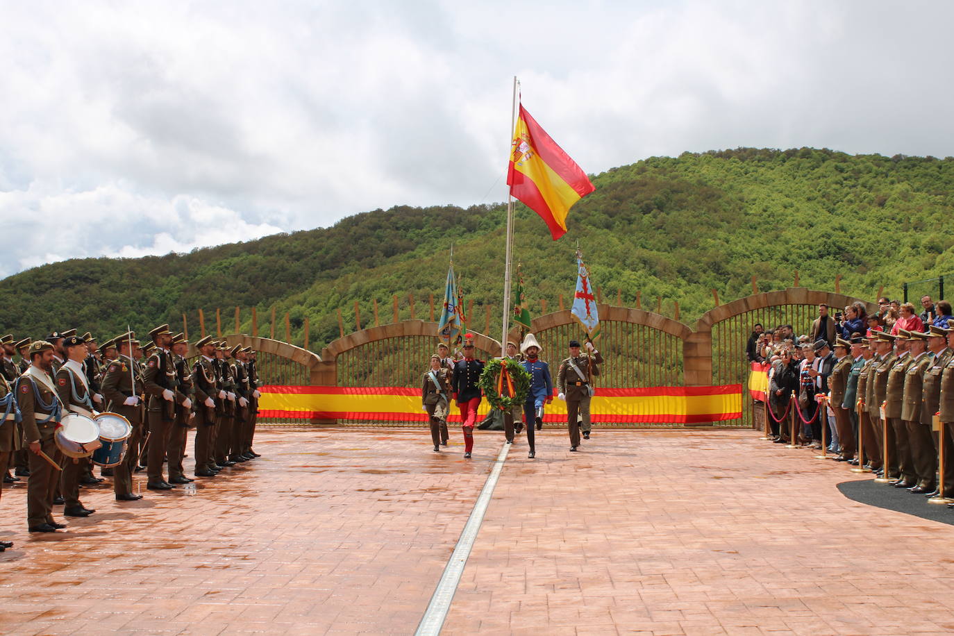 Brañosera rinde homenaje a la bandera de España