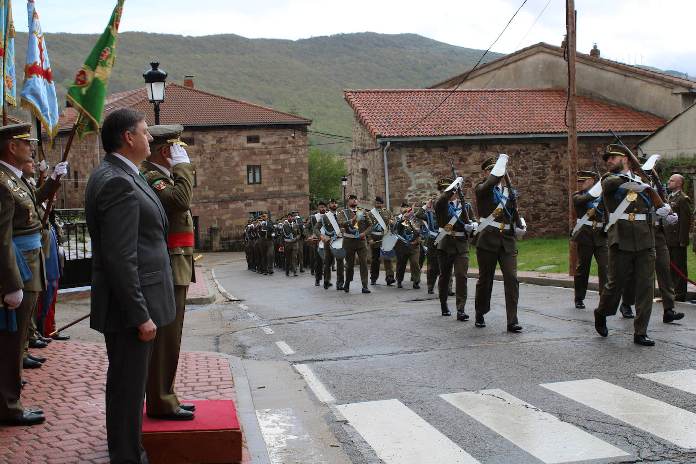 Brañosera rinde homenaje a la bandera de España