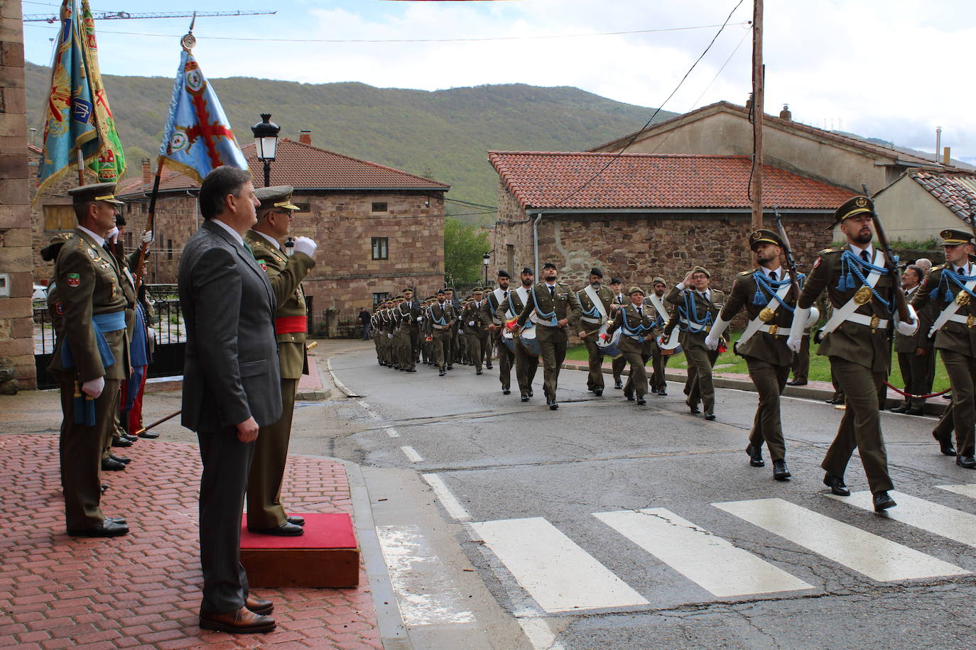 Brañosera rinde homenaje a la bandera de España