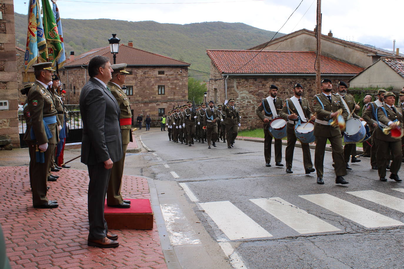 Brañosera rinde homenaje a la bandera de España