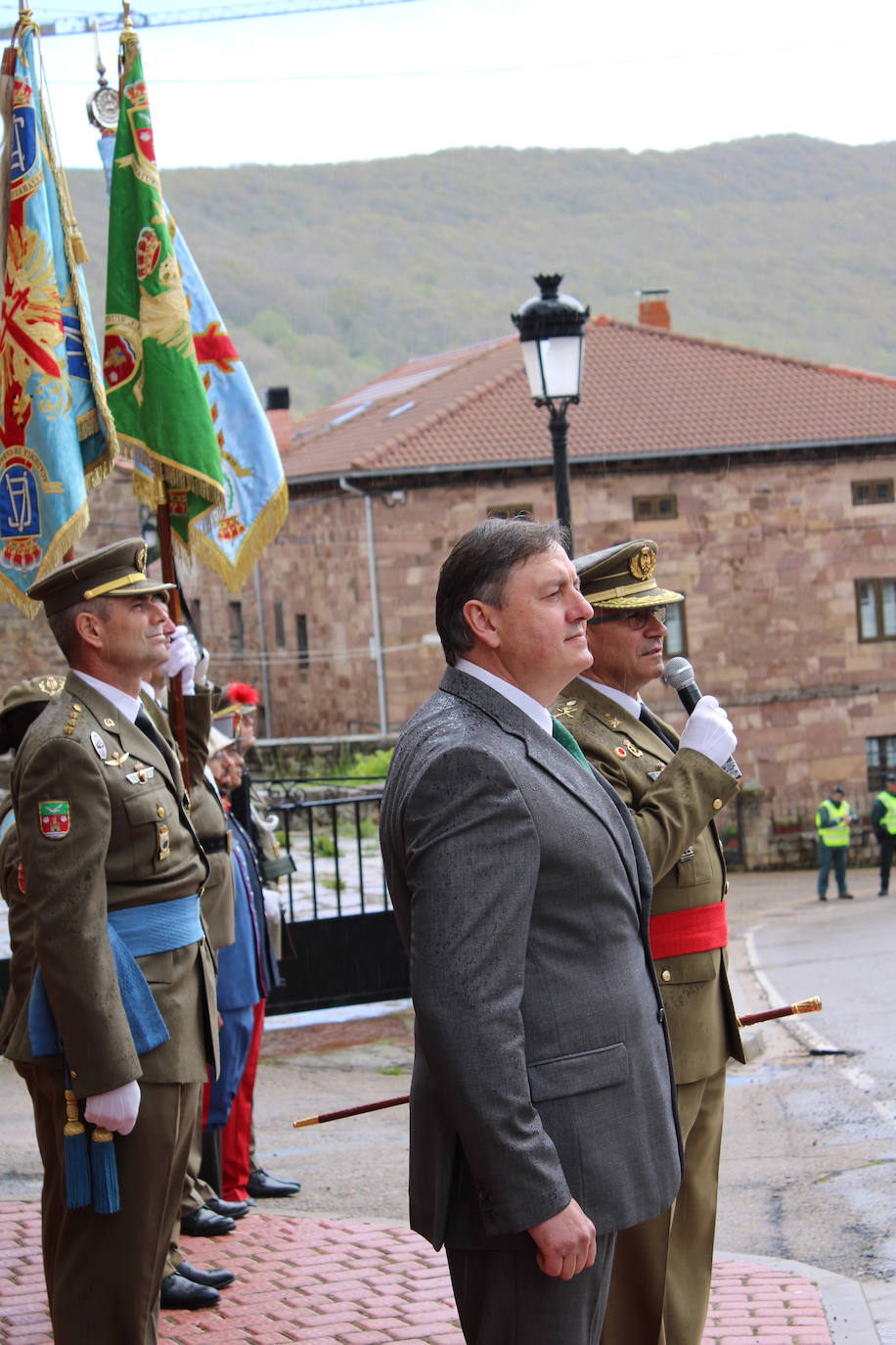 Brañosera rinde homenaje a la bandera de España