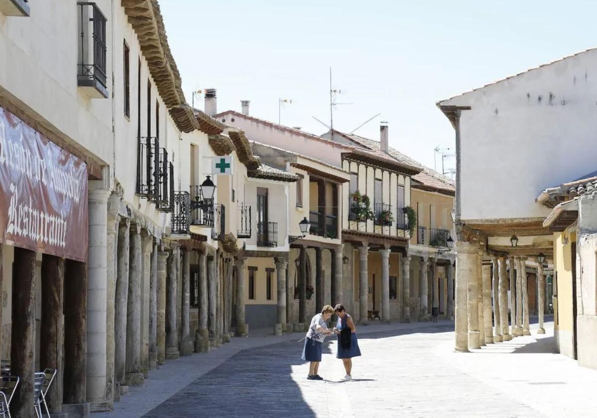 Dos mujeres charlan en la calle Corredera de Ampudia, en una imagen de archivo.