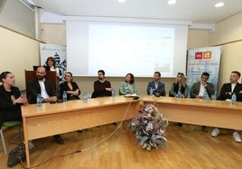 David Fernández, Soledad Fernández, Héctor González, Ana Ortega (de segundo a cuarta por la izquierda), entre los ponentes en la jornada de los diez años de la titulación de Relaciones Laborales, el pasado martes en el Salón de Grados de La Yutera.