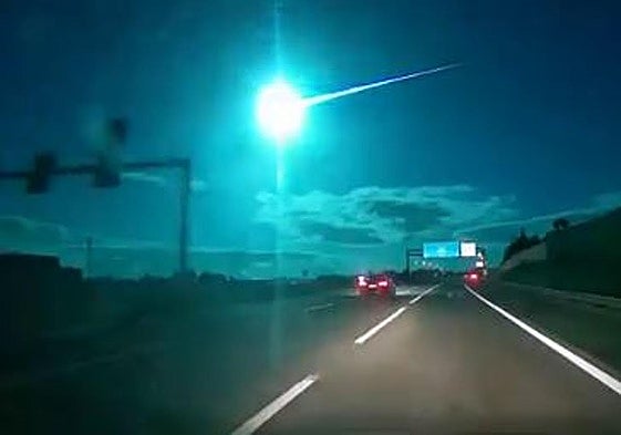 Imagen de la bola de luz a su paso por Portugal compartida por un usuario de X.